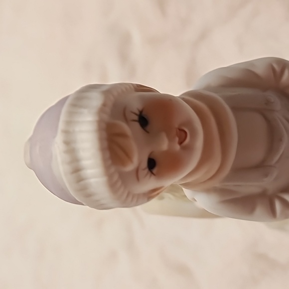 VINTAGE PORCELINE CHRISTMAS FIGURINE. - Picture 6 of 8